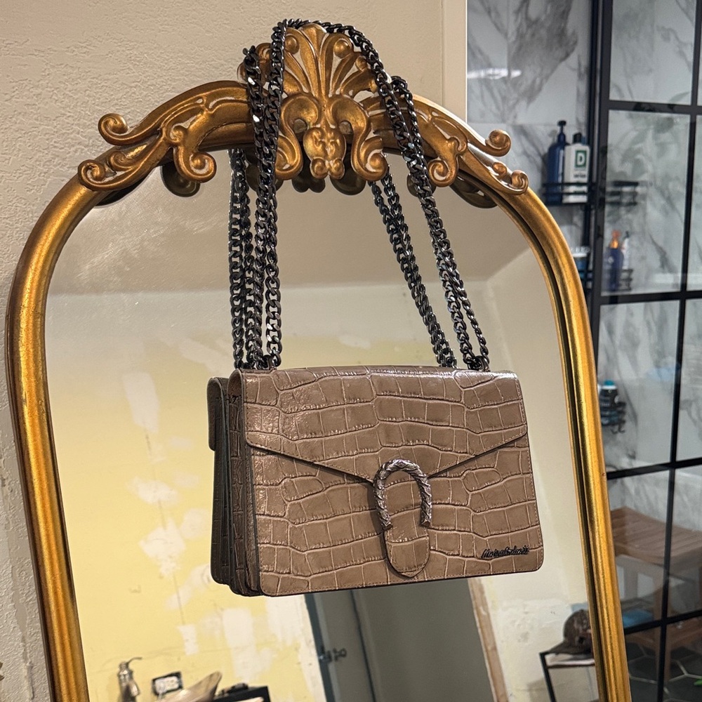 Chic Crocodile-Embossed Shoulder Bag in Brown